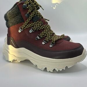 Women’s Sorel Kinetic Breakthru sneaker boot. Size 7.